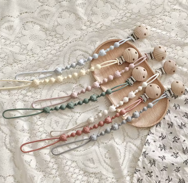Prendedor de Chupeta de Madeira e Silicone – Elegância e praticidade - Imagem 2