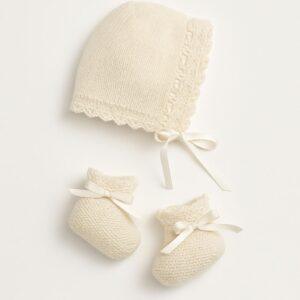 Touca e Sapatinhos de Tricô Off-White com Fita de Cetim