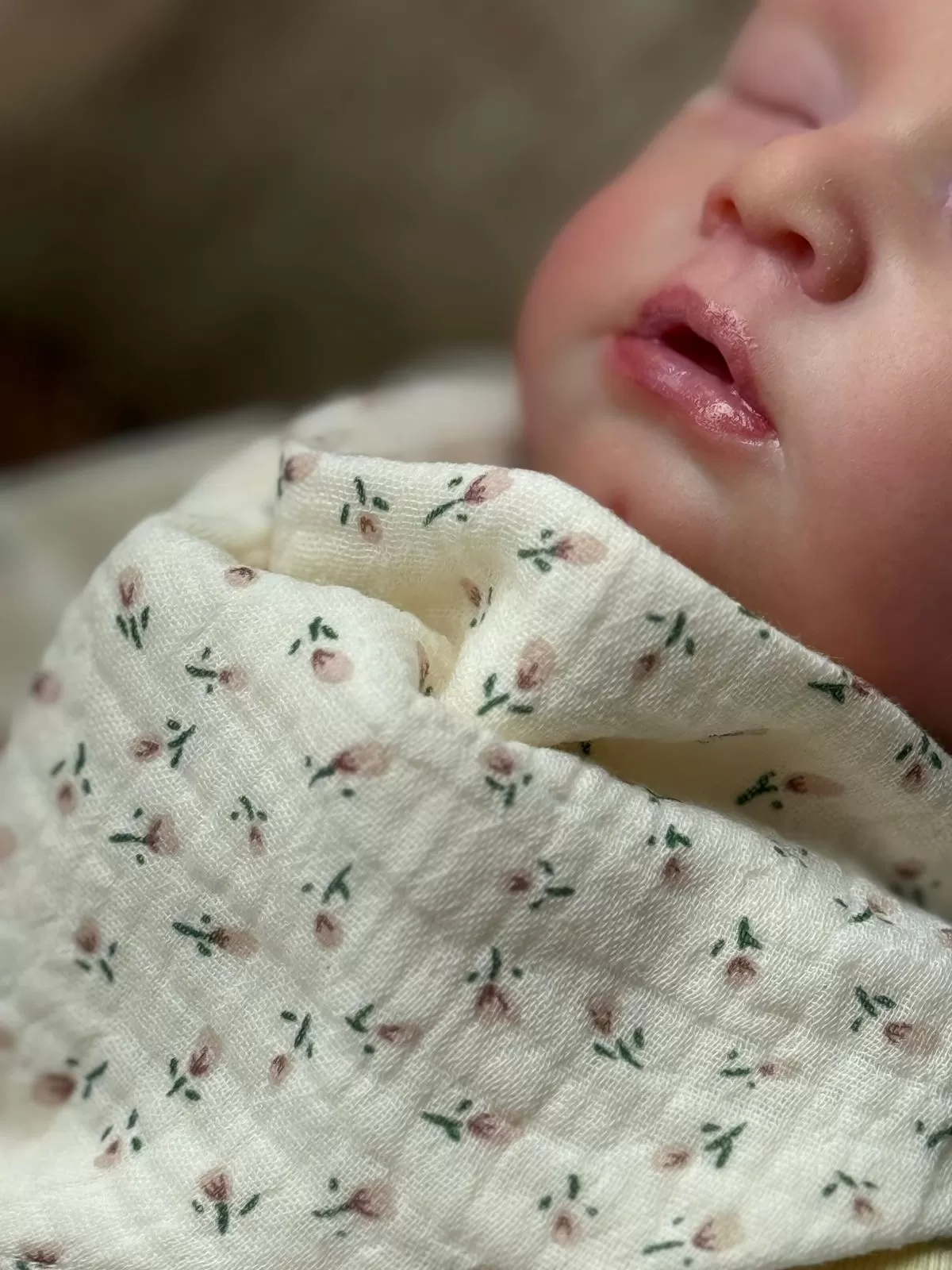 Kit Floral: 2 Faixinhas de Meia + Babador Bandana - Imagem 3